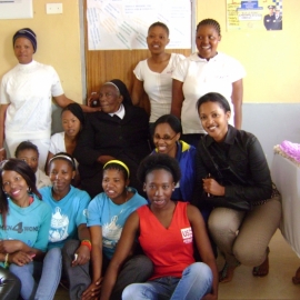 Sr. Faustina (80 ans) entourée de ses apprenties